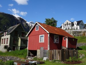 Little house with a garden and chickens next to the hotel